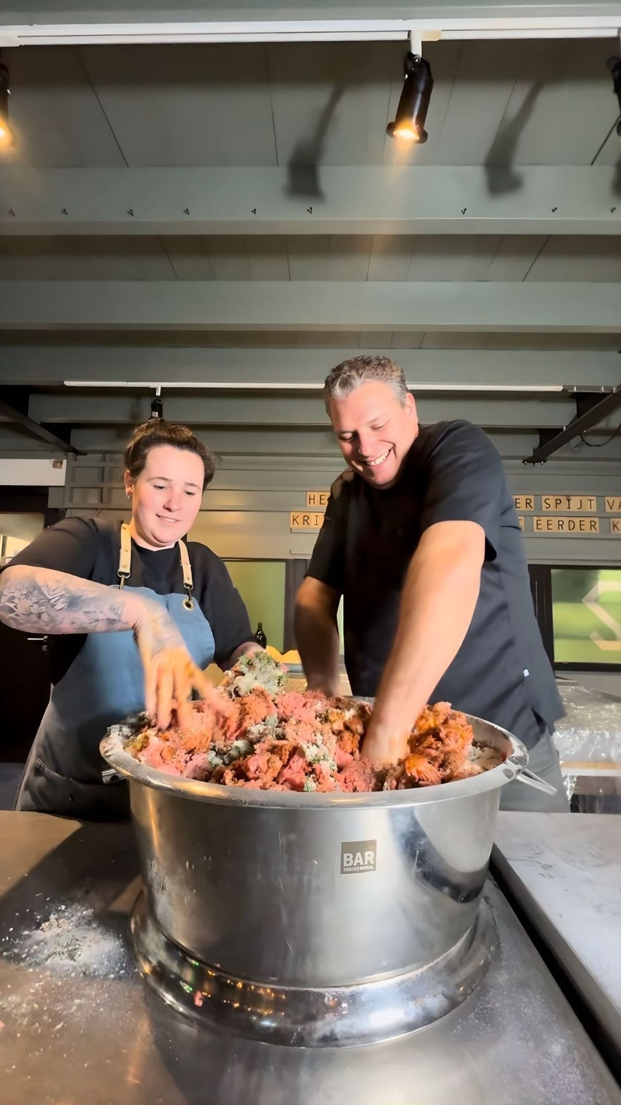 Het gehaktmengsel wordt gekneed (eigen foto).