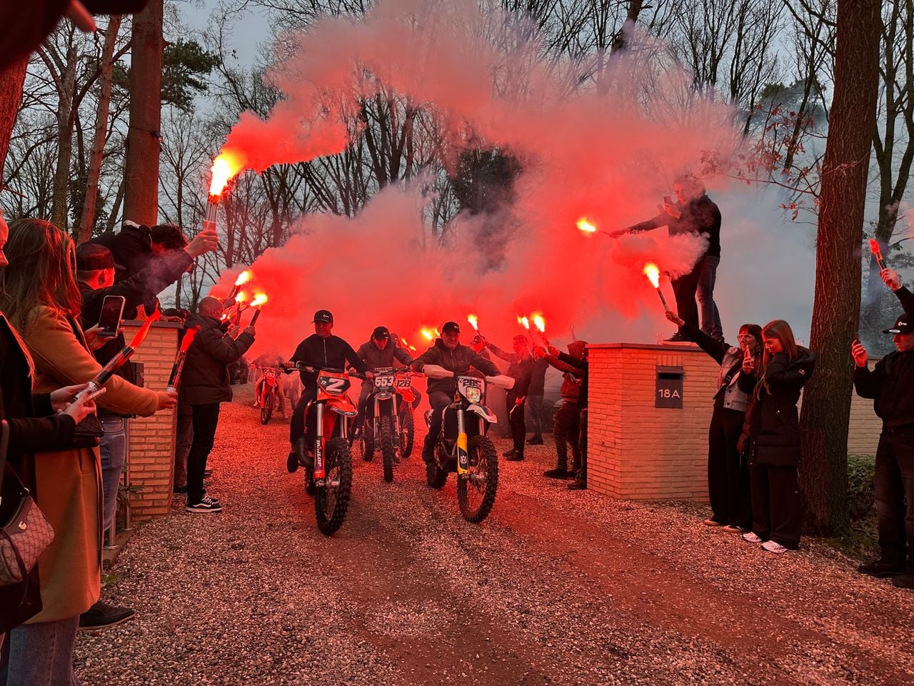 De erehaag voor Timmy met de crossmotors voorop.