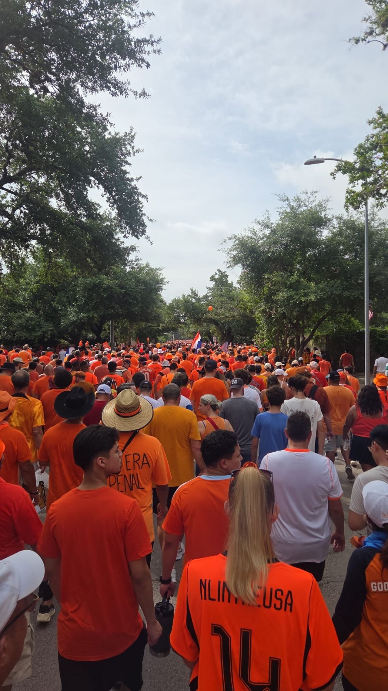 Al snel raakt de Oranjebus uit beeld door de  drukte (foto: Stef van de Vijver).