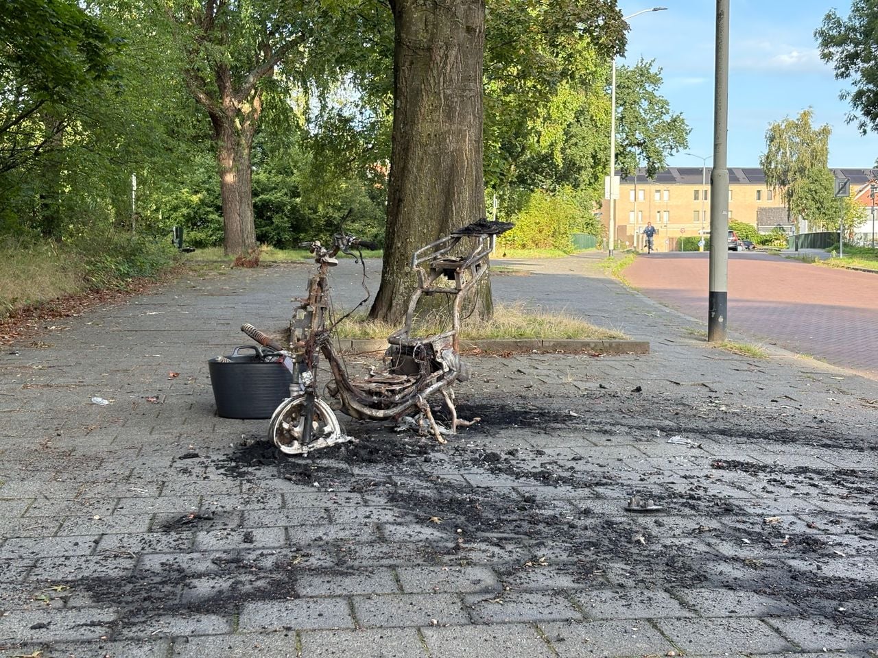 Ook een scooter ging zondagnacht in vlammen op (foto: Omroep Brabant).