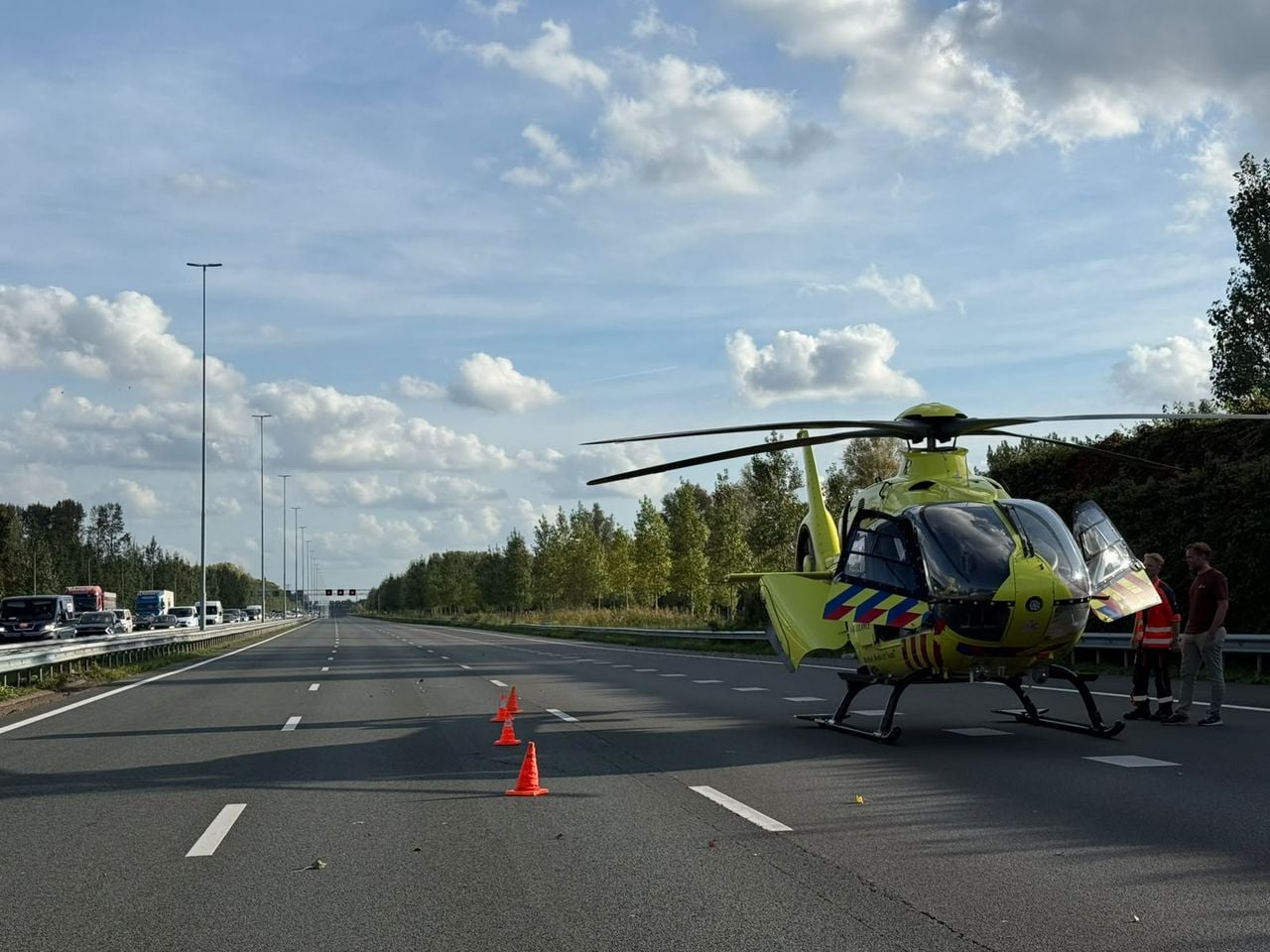 De traumahelikopter is geland op de snelweg (foto: Bart Meesters / Persbureau Heitink).