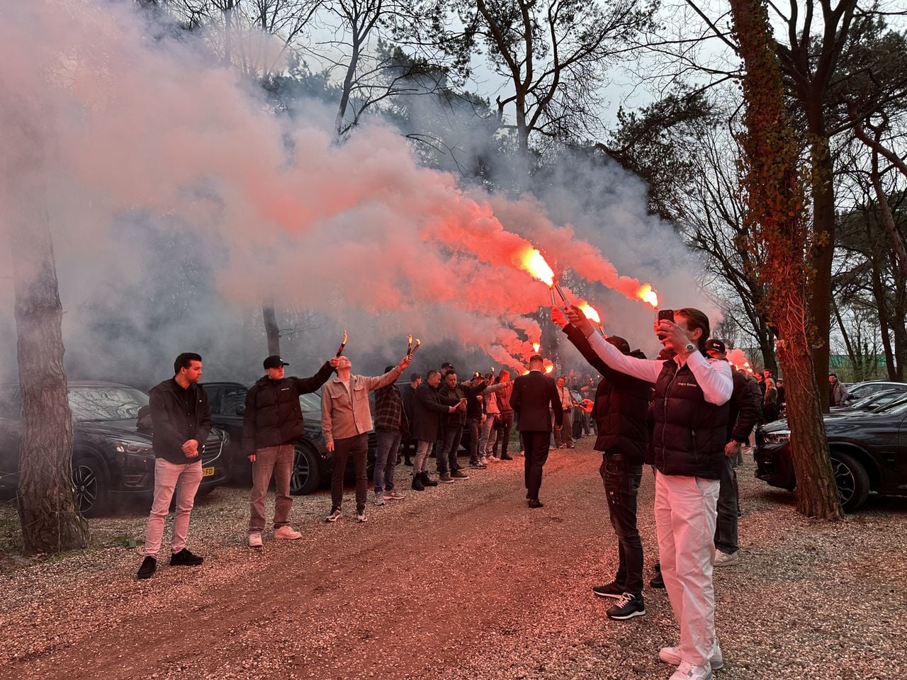 Bij de erehaag werden fakkels aangestoken (foto: Floortje Steigenga)