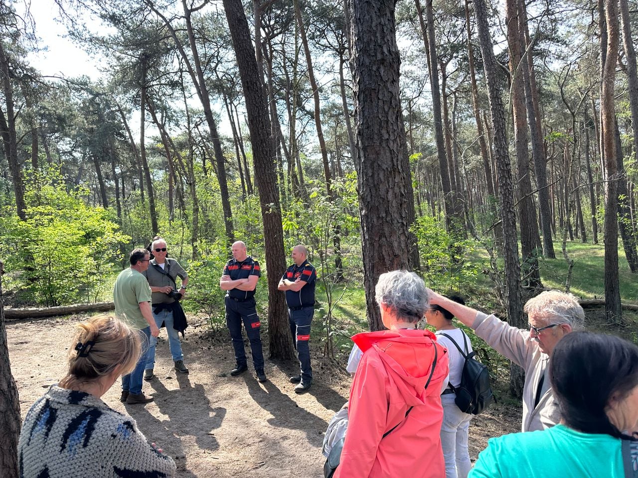 Tijdens de route deelt Wally Paridaans (links) tips over het herkennen en voorkomen van natuurbranden.