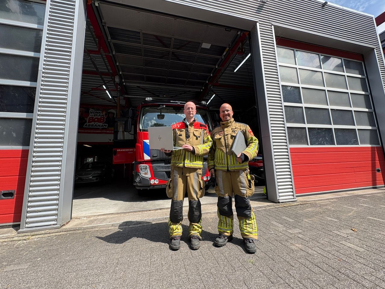Bob en Bram combineren hun werk met vrijwillig brandweerman zijn (foto: Raymond Merkx).