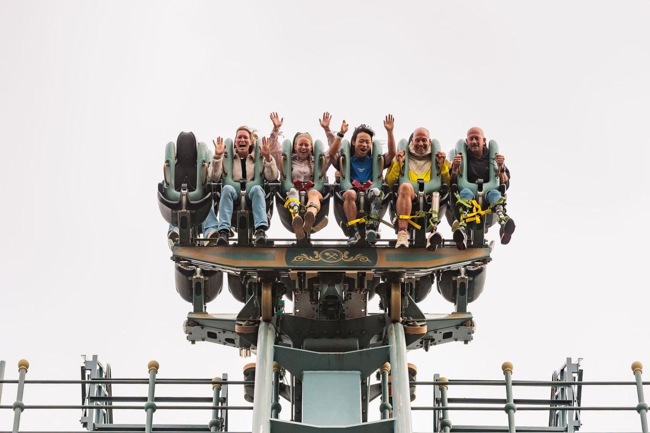 Veerle (15), tweede van links, met haar beenprothese (foto: Efteling).
