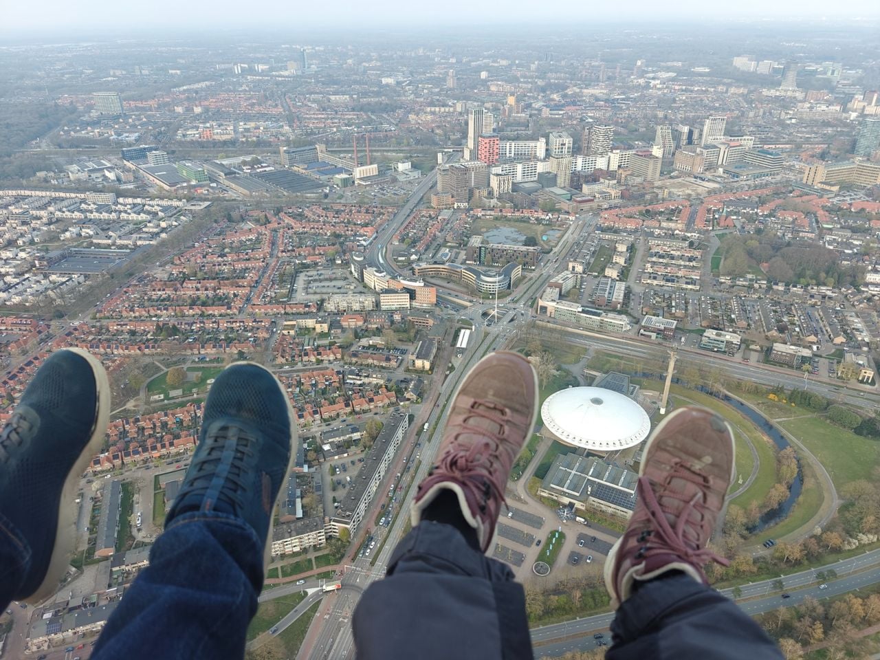Coen en Annelies zweven boven Eindhoven (foto: Coen van den Heuvel).