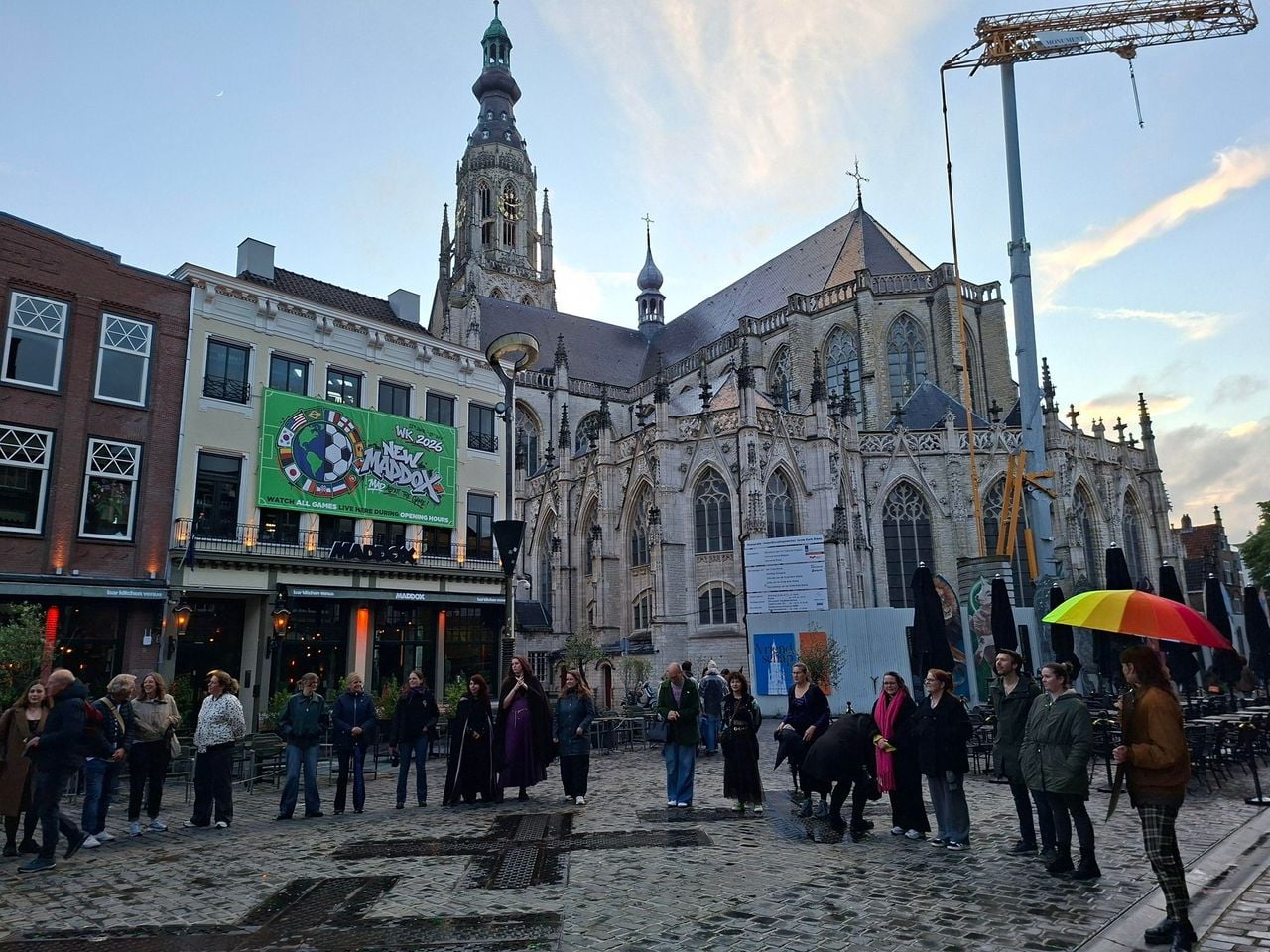 Heksenritueel van de Dolle  Mina's op de Grote Markt in Breda.