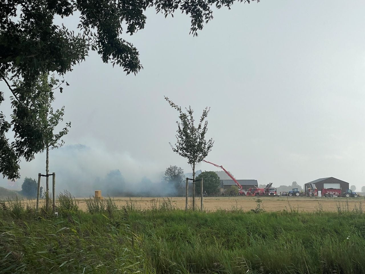 Omwonenden zien de rook van een afstand (foto: omstander Inga).