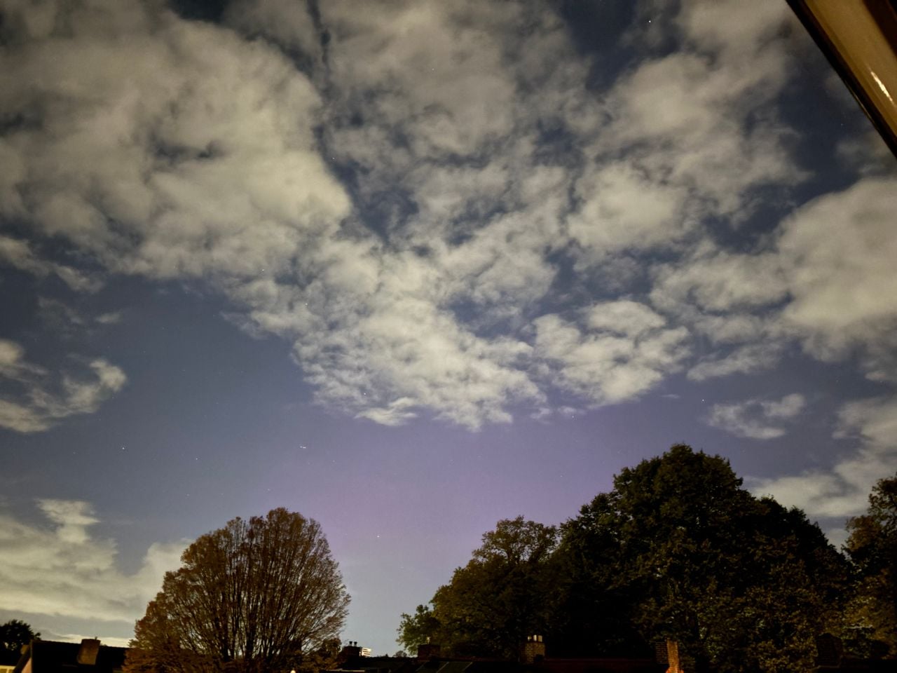De vage paarse gloed boven Tilburg is het noorderlicht (foto: Mart van Hulten).