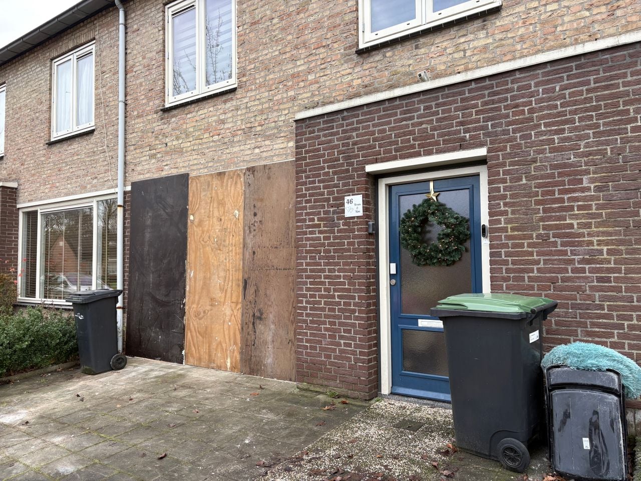 De ramen van het huis aan Van Veldekestraat in Oss waar een auto binnenreed zijn al dichtgetimmerd (foto: Omroep Brabant).