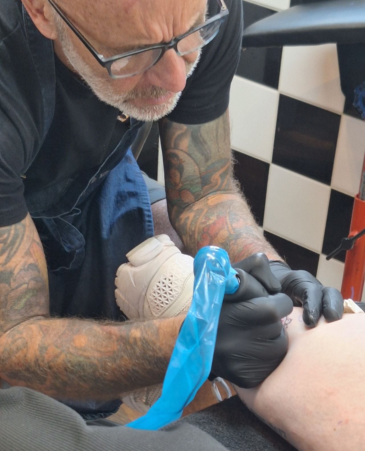 Het moment dat de tattoo wordt gezet bij Karlijn (Privéfoto).