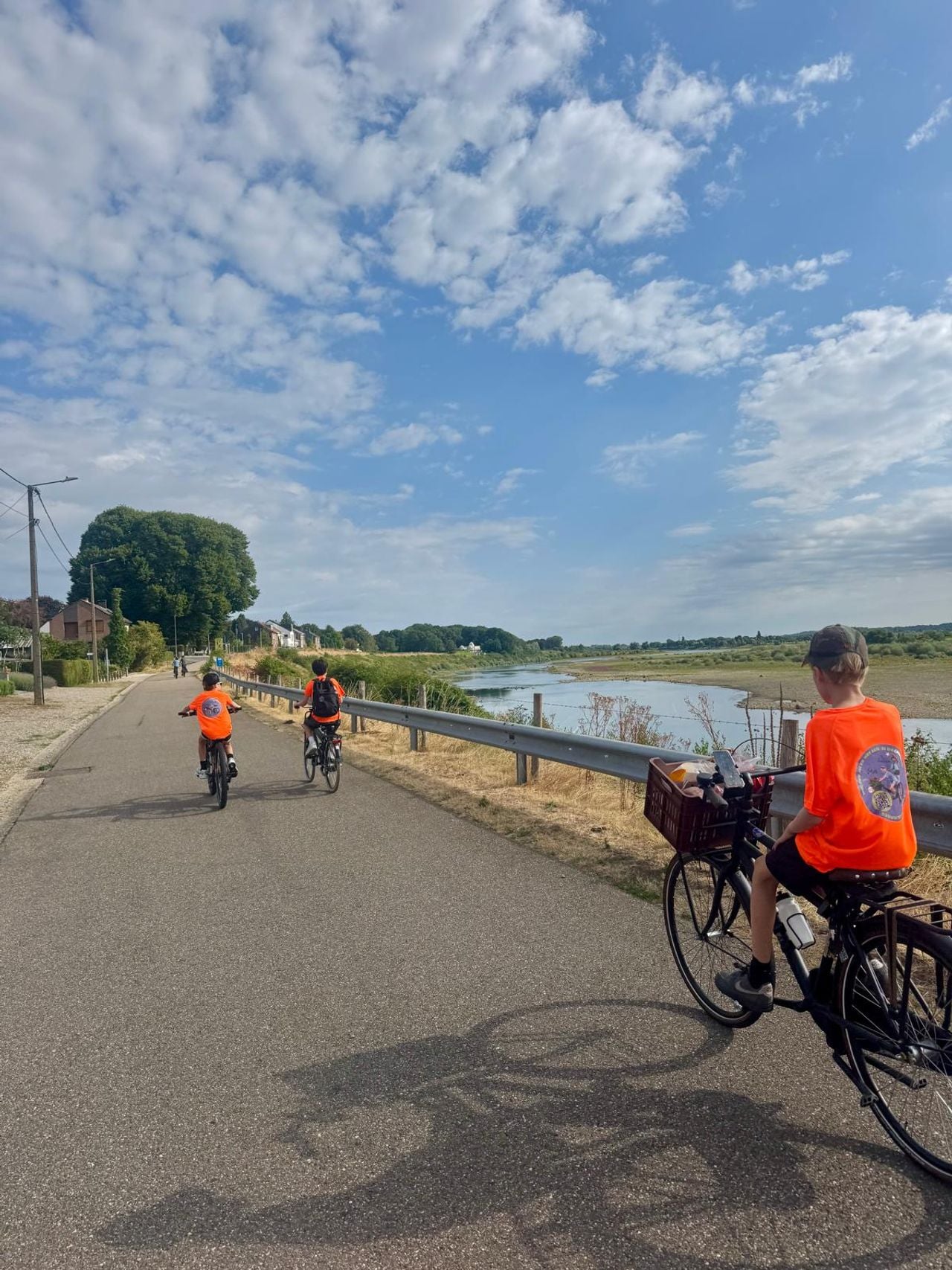 Ook de moeder en het zusje van Dillan fietsen een stuk van de tocht mee (foto: privé).