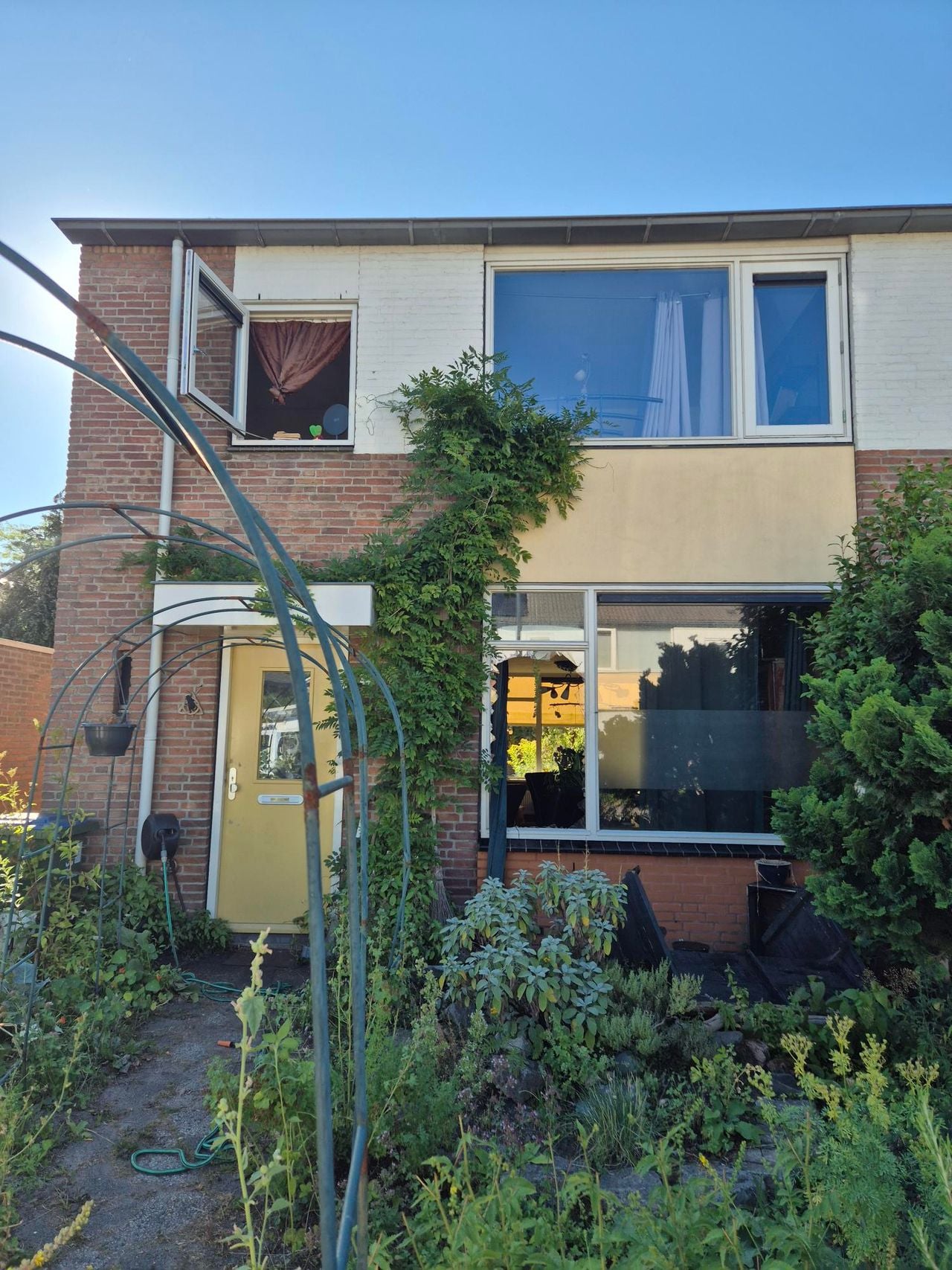 De ruit is ingeslagen zodat de hulpdiensten naar binnen konden (foto: Danique Pals).