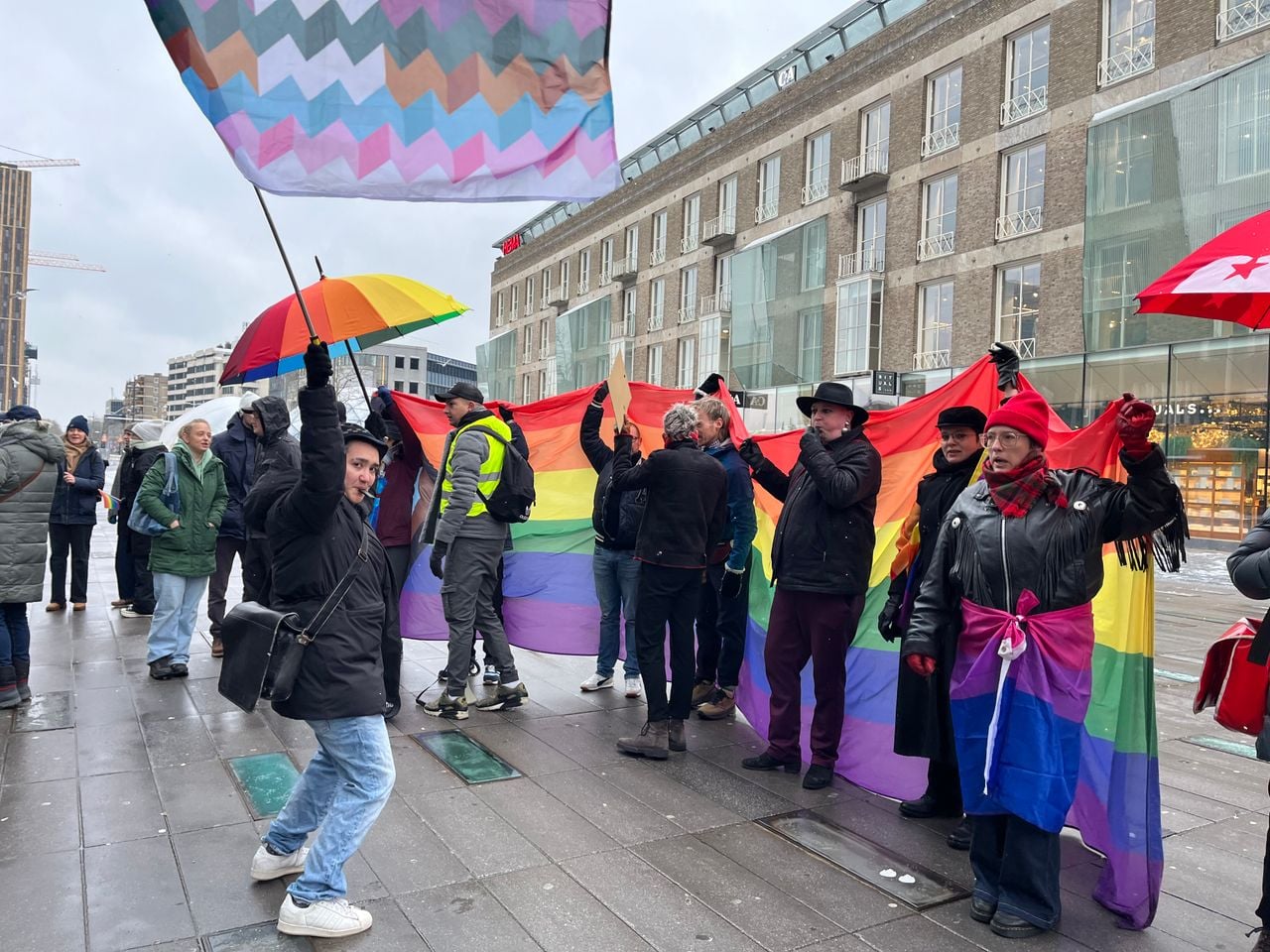 Protest bij flyeractie van Tom de Wal in Eindhoven (foto: Floortje Steigenga / Omroep Brabant).