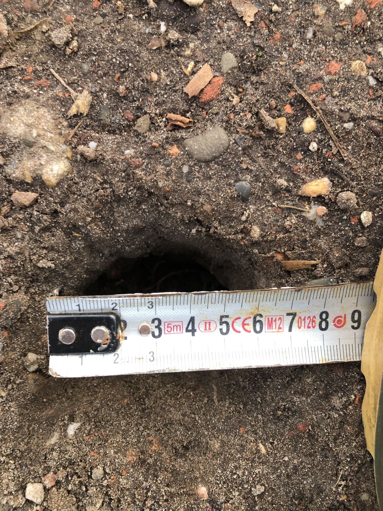 Het gat met meetlint (foto: Sjaak van den Berg).