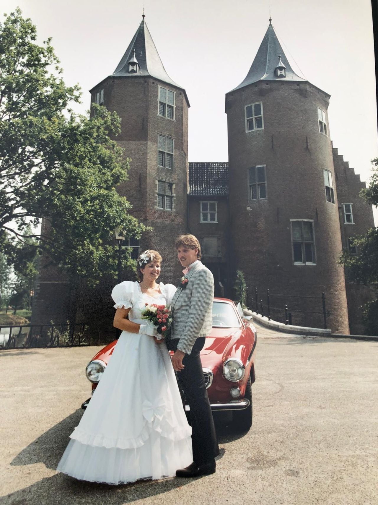 René en zijn vrouw tijdens hun trouwdag voor zijn geliefde oldtimer. (privéarchief)
