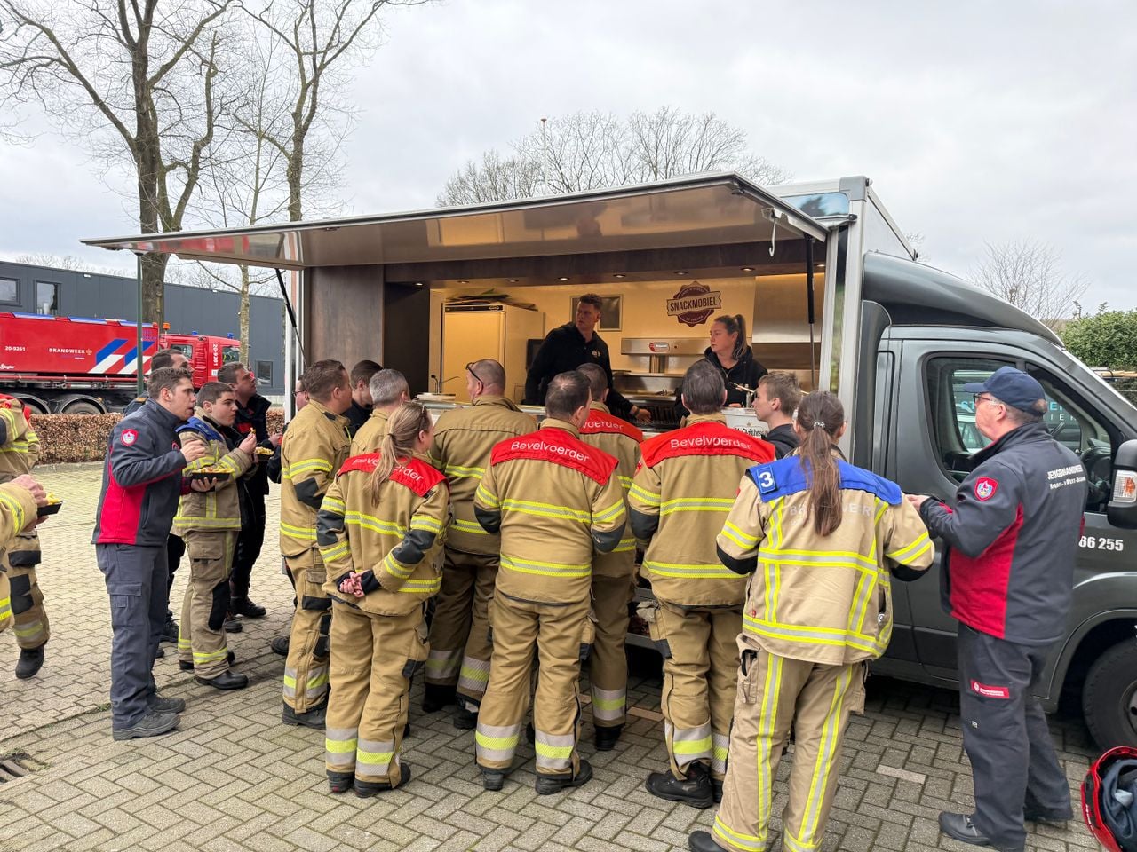 Aan het einde van de oefening is er friet (foto: Jos Verkuijlen).