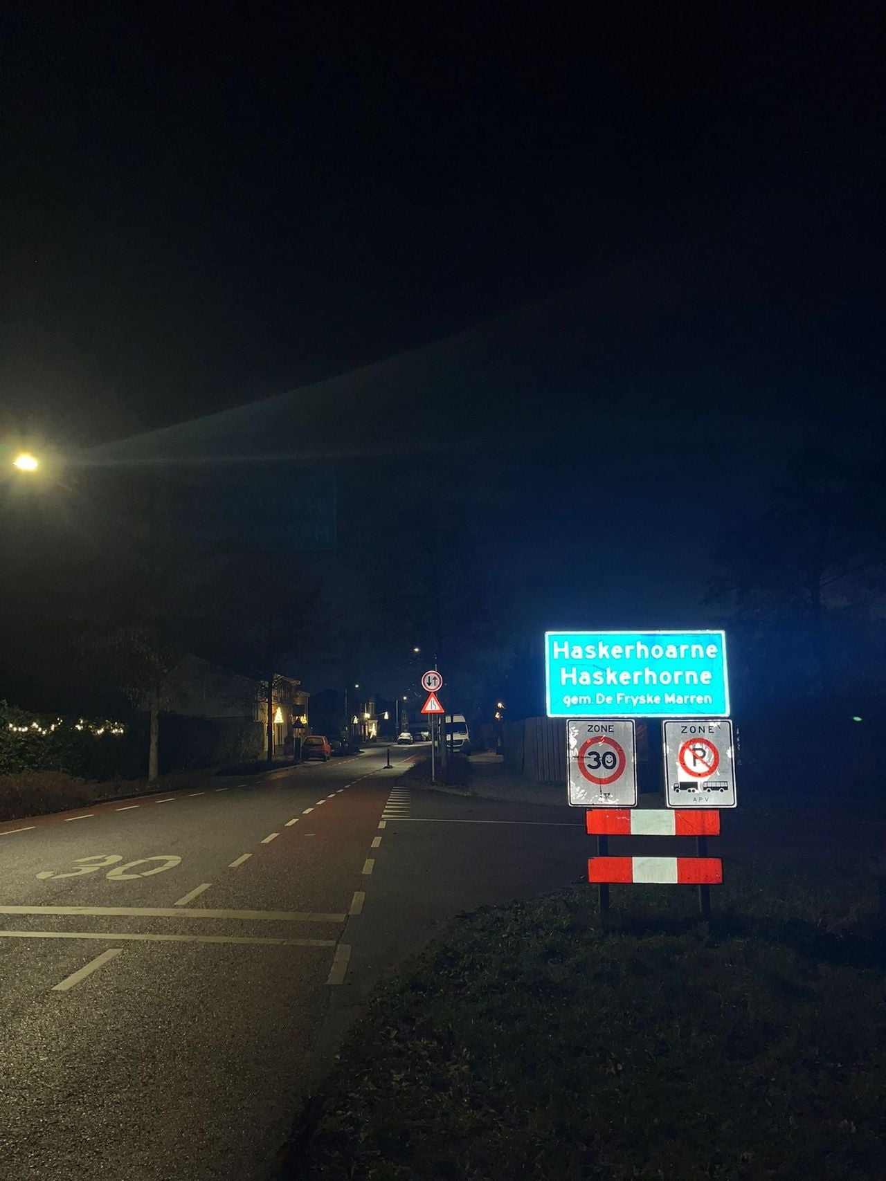 De plaatsnaamborden die nu in Moerdijk staan (foto: Geitefok de Wiite Sik).