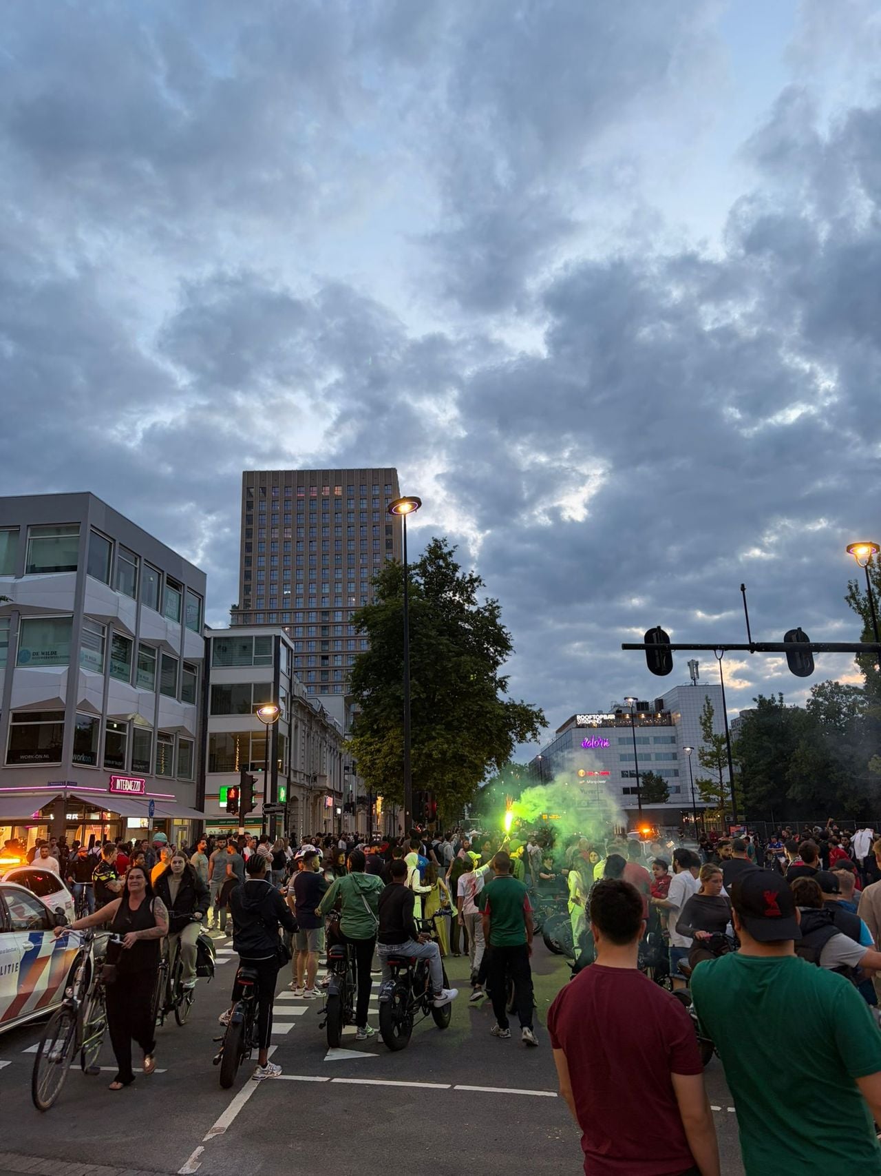 Ook in Tilburg werd uitbundig gevierd. De kruising tussen de Spoorlaan en de Heuvelring stond vol met supporters. (Foto: Martine Kemkens.)