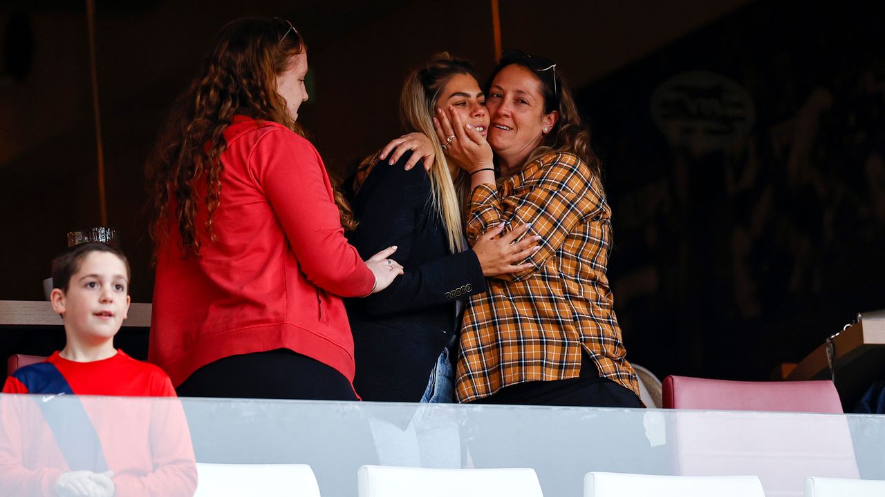 De vrouw (in het midden) van Eran Zahavi (foto: ANP). 