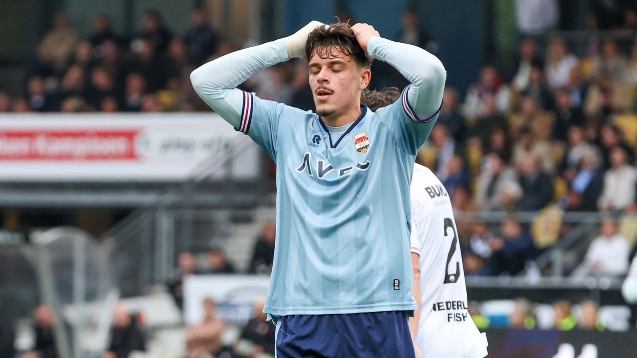 Dennis Kaygin baalt van een tegendoelpunt. (Foto: Hans van der Valk/Orange Pictures)