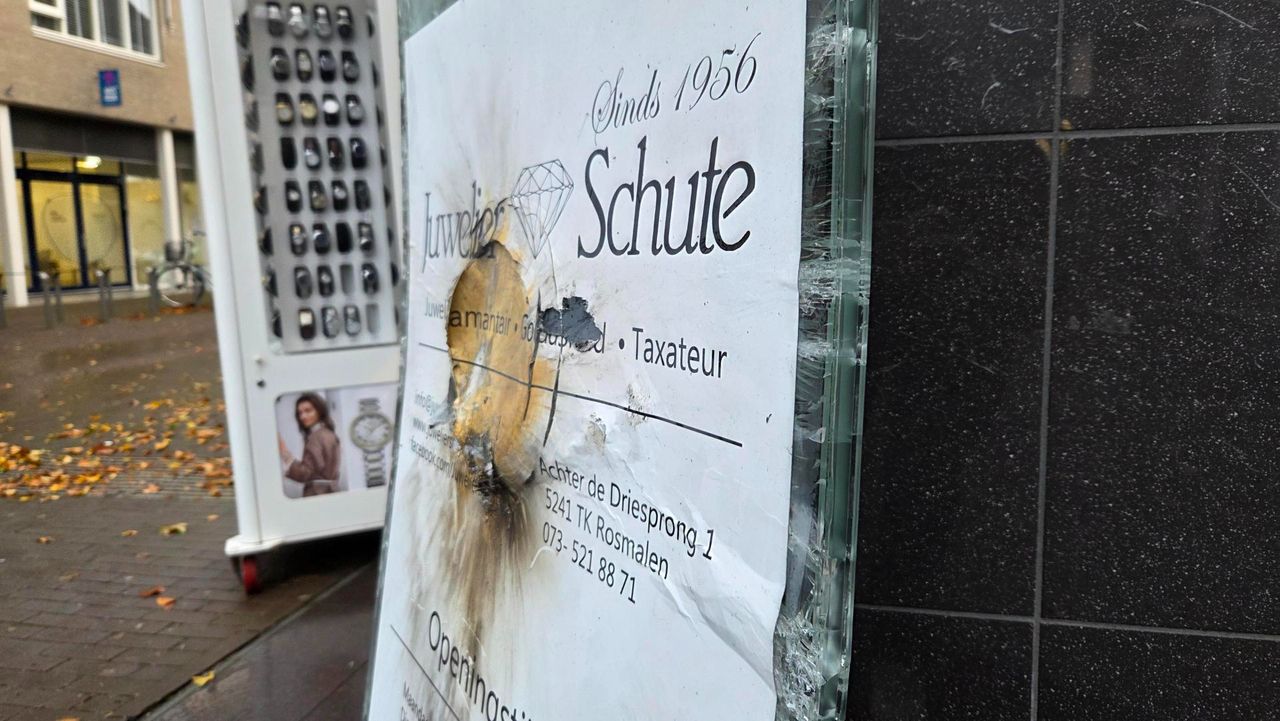 Het zijraam is flink beschadigd (foto: Noël van Hooft).