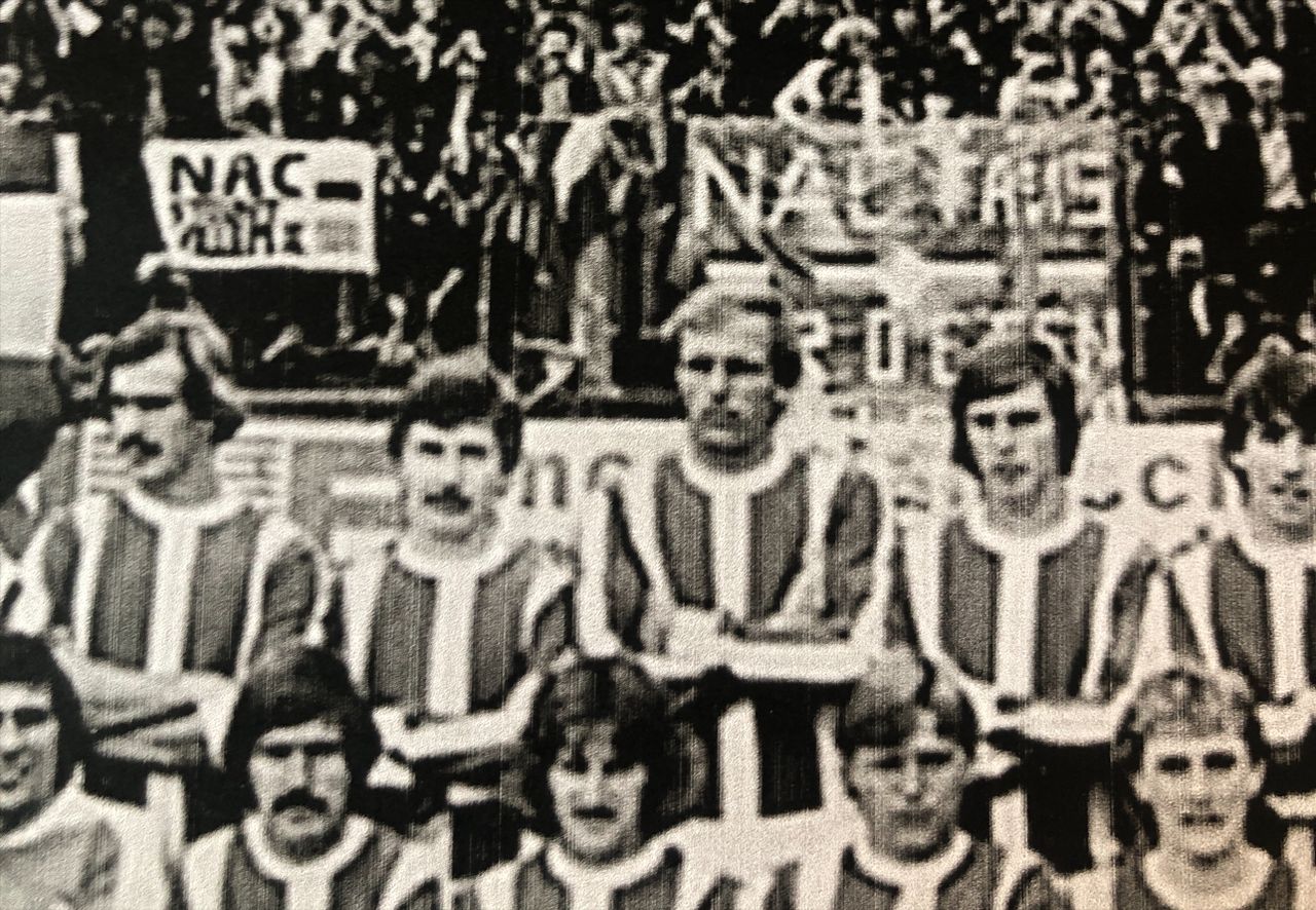 Op de elftalfoto van Willem II zijn de NAC=spandoeken goed te zien.