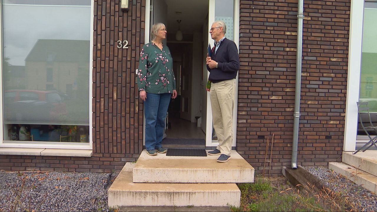 Karen krijgt advies over haar trapje voor het huis van Arnold (foto: Jos Verkuijlen).