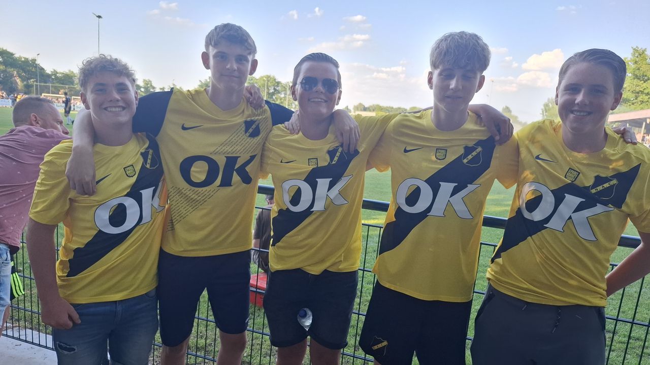 De vrienden uit Lage Zwaluwe bij de oefenwedstrijd van NAC. (Foto: Leon Voskamp)