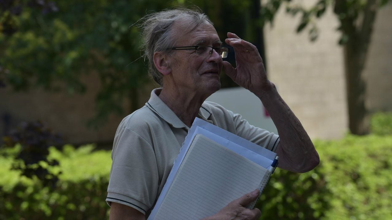 Een van de vele keren dat Cees Engel de rechtbank verlaat (Foto: Tom van der Put/SQ Vision Mediaprodukties). 