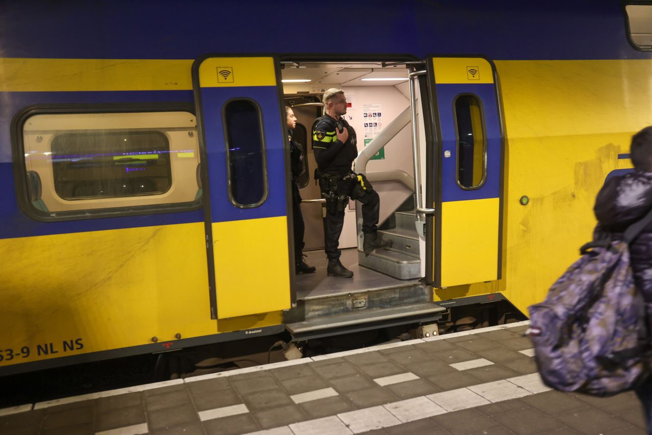 Agenten in kogelwerende vesten en een politiehond gingen de trein in (foto: Arno van der Linden/SQ Vission).