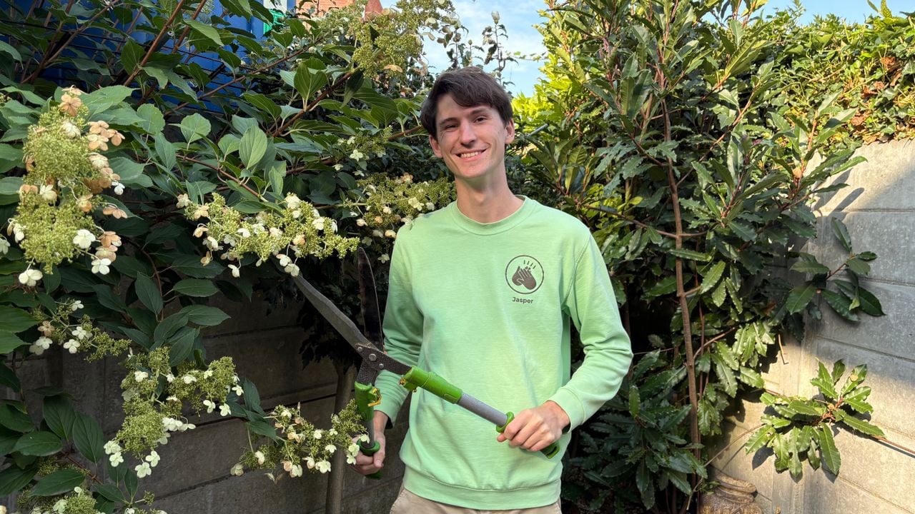 Jasper aan de slag in de tuin.