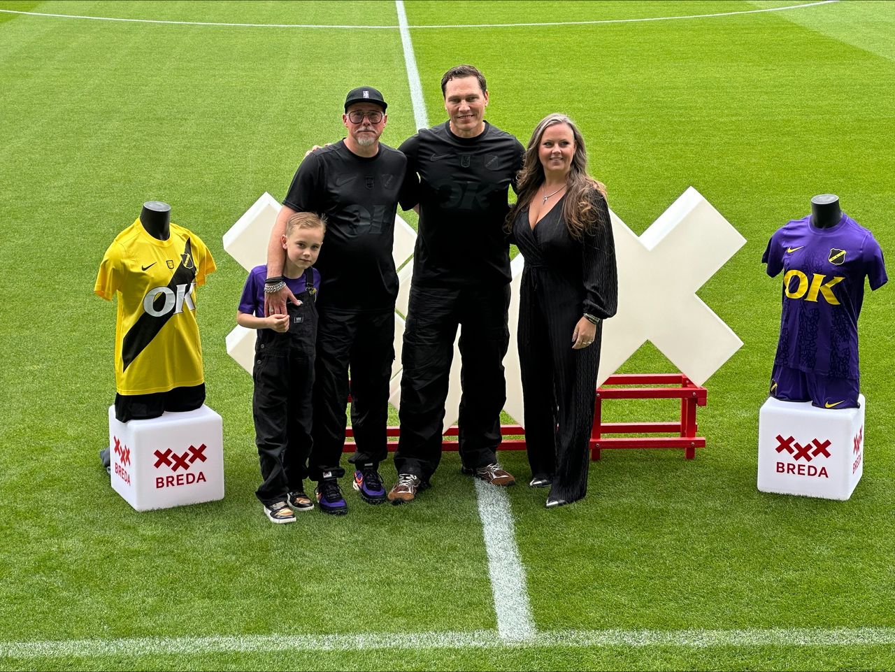 Tiësto (midden) met de ontwerpers Hugo de Graaf en Myrthe Koppelaar (foto: Ronald Sträter).