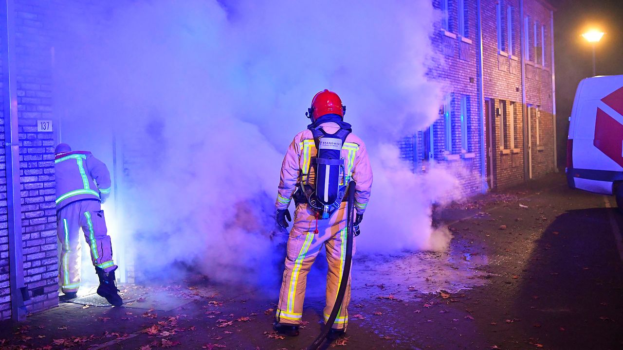 De brand zorgde voor dikke rookwolken (foto: Rico Vogels/SQ Vision)