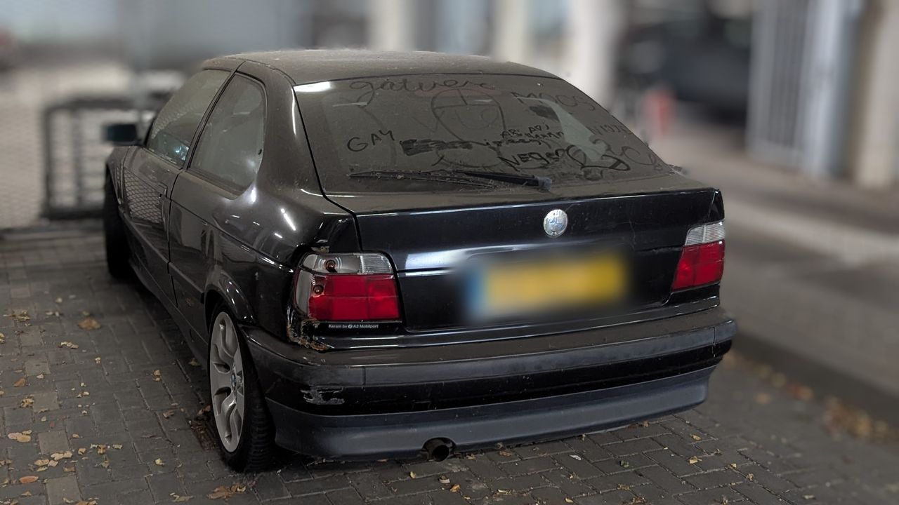 De achtergelaten auto (foto: Ferenc Triki).