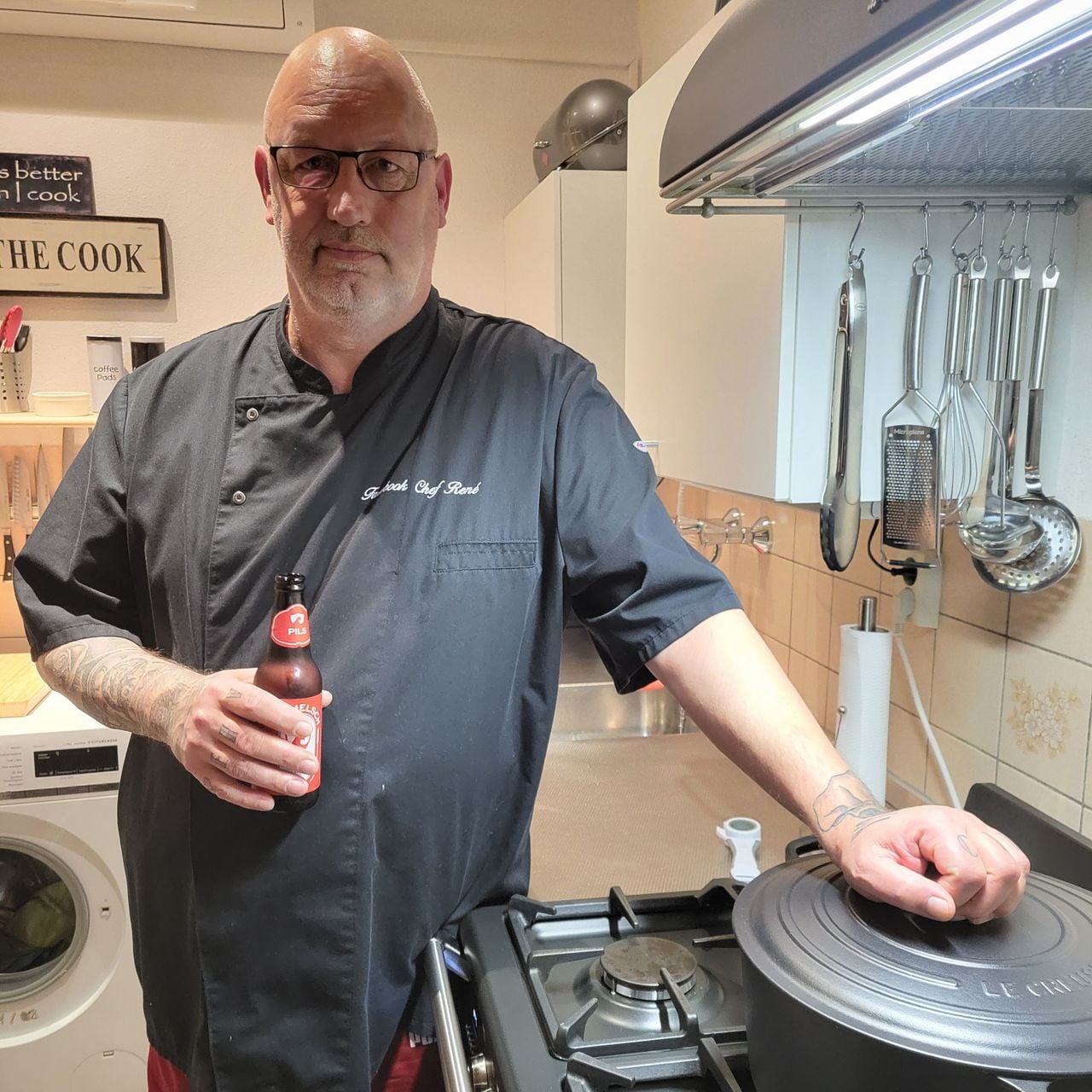 René als chef in een zaak in Eindhoven, nu kookt hij alleen nog als 'Facebookchef René' en deelt hij recepten met het publiek.