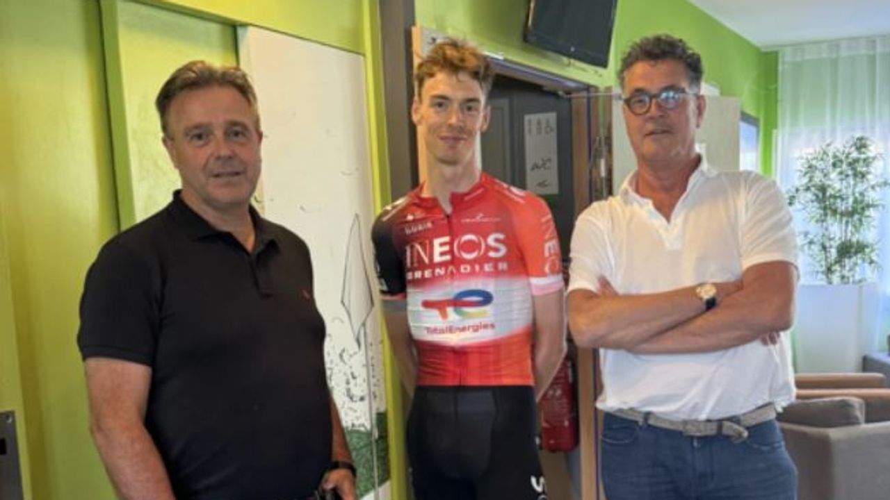 Tijmen Arensman, geflankeerd door 'rondebaas' Pierre Hermans (rechts) en oud-profwielrenner Twan Poels (foto: organisatie Daags na de Tour).