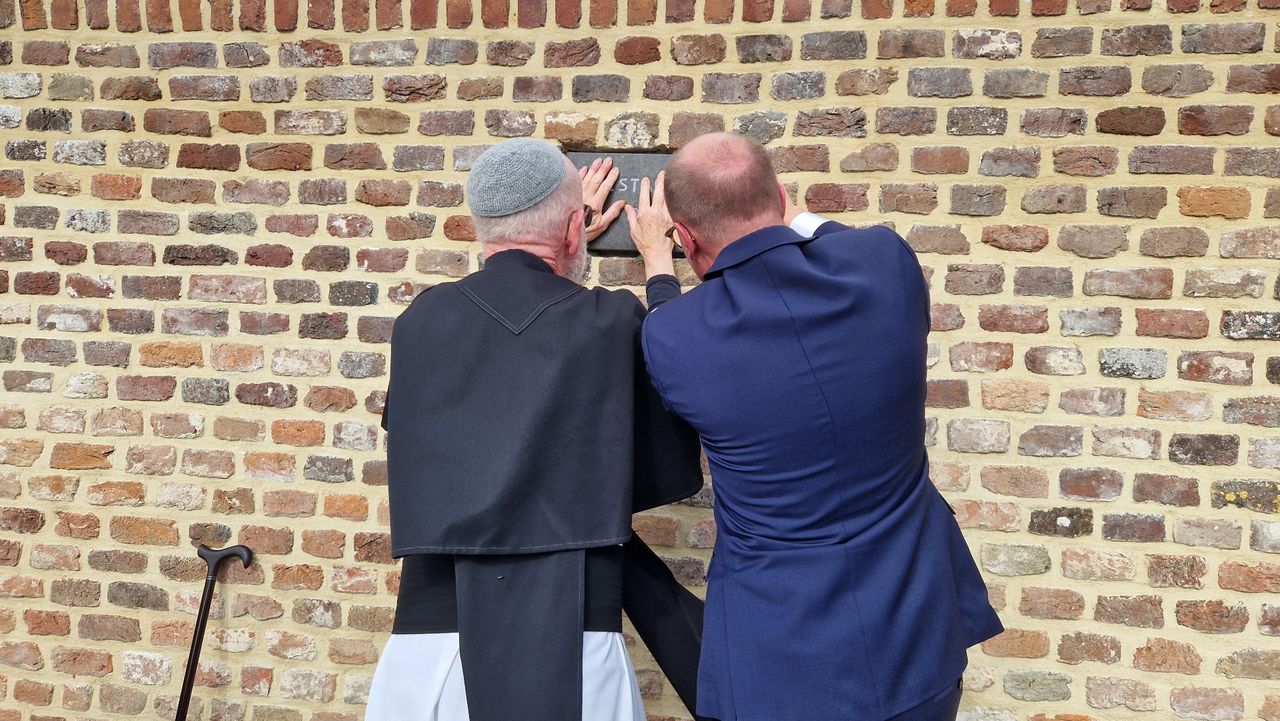 Broeder Edgard Claes zet de laatste steen (foto: Tom Berkers).