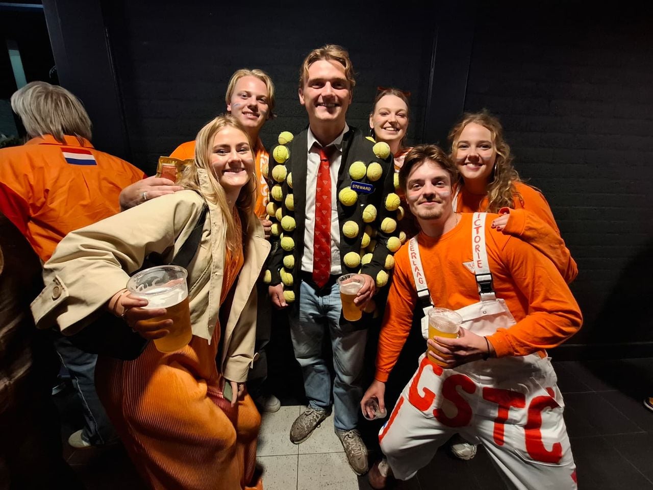 Henk Louwrink met studiegenoten bij de Davis Cup in Den Bosch (foto: Leon Voskamp).