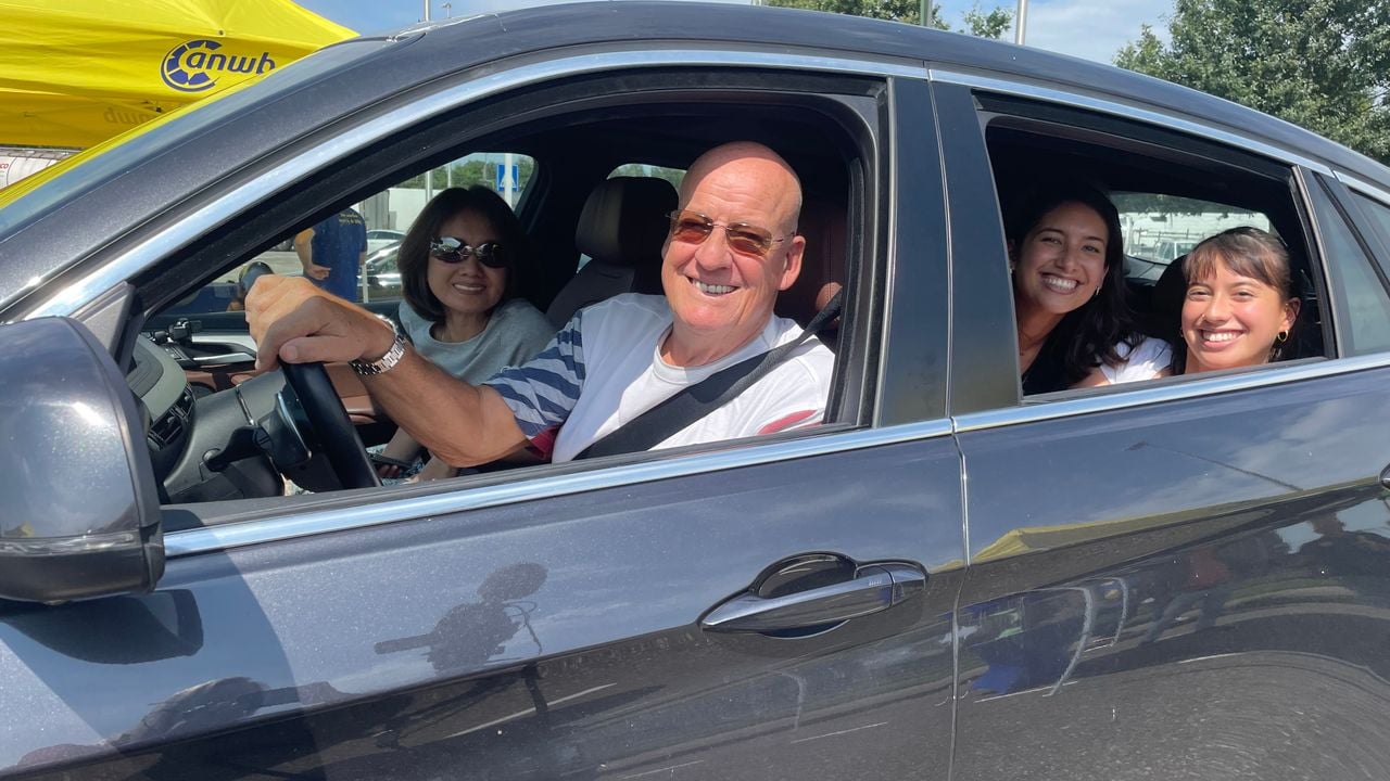 Jan Schouten kan verder rijden, zijn auto is in orde (foto: Imke van de Laar).