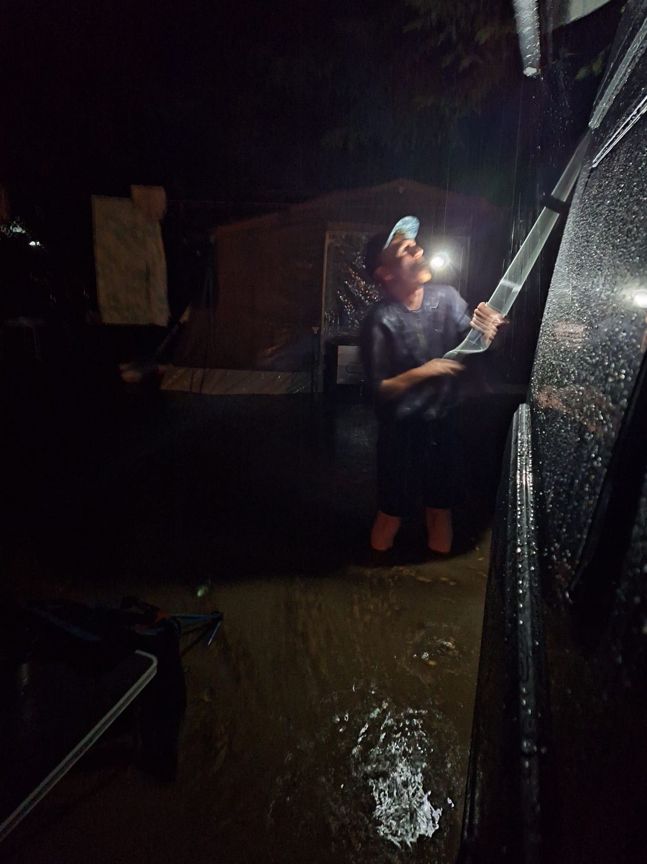 Harm draait om 04.00 uur het luifel in van de camper in het pikkedonker (privéfoto).