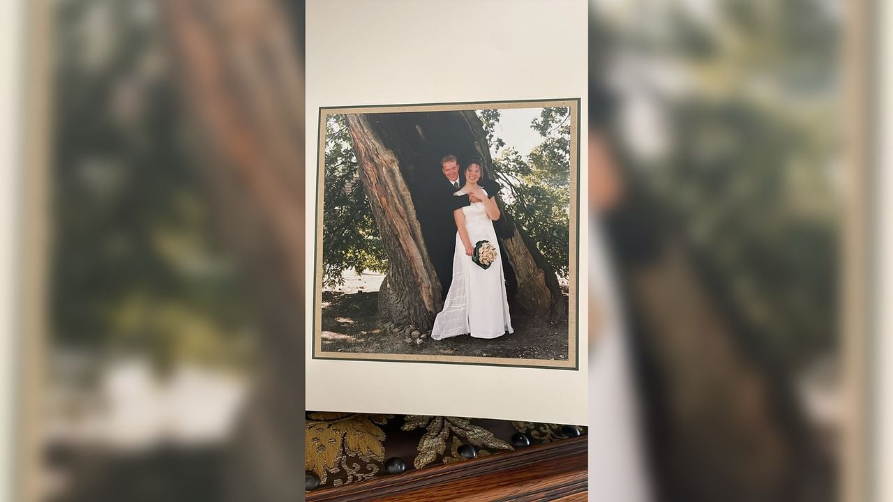 Een bruidspaar dat een foto laat maken bij de geliefde boom (foto: Erfgoedstichting Den Hout). 