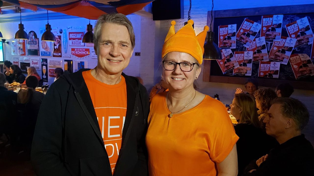 Edith van der Velden bekeek de wedstrijd van haar zoon Niek in café Tivoli in Nispen. Foto: Zuidwest TV