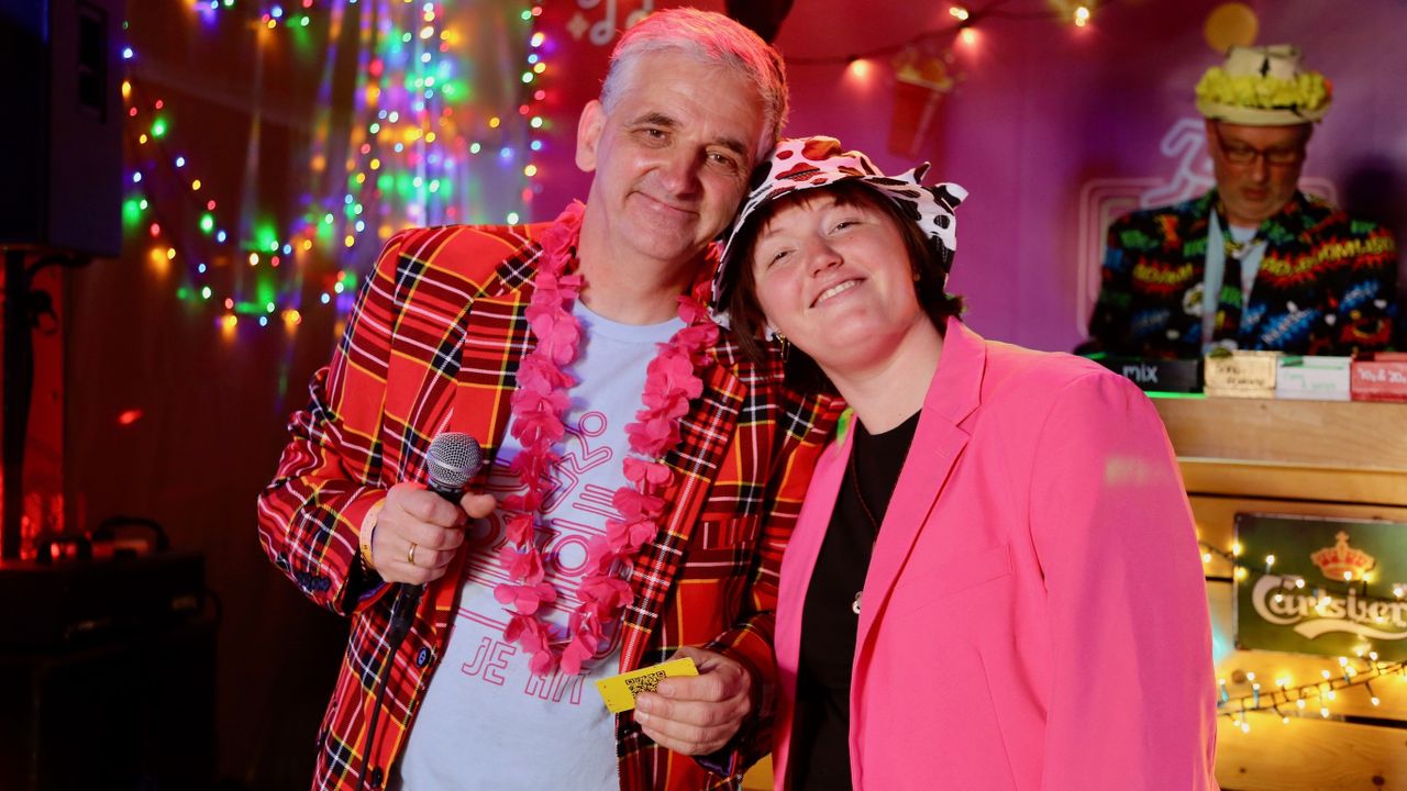 Nico en Elisa presenteren vol enthousiasme hun zelfbedachte spel 'Ren je hit' (foto: Lobke Kapteijns).