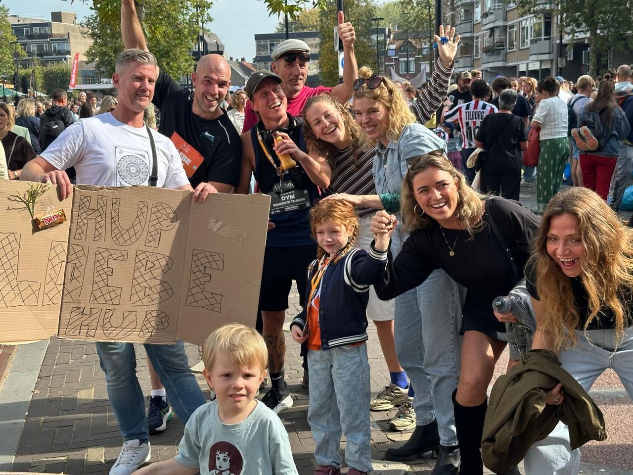 Veel publiek bij de Tilburg Ten Miles (foto: Leon Voskamp).
