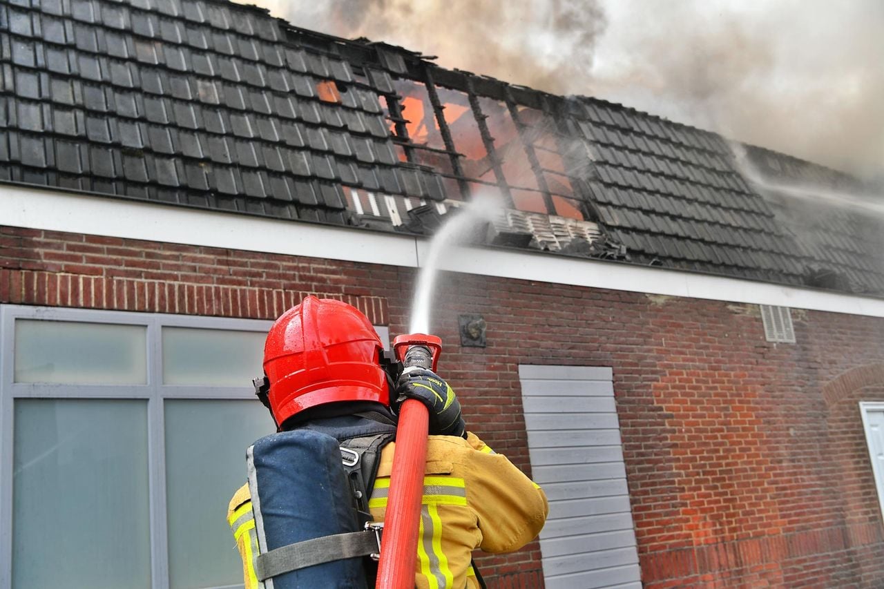 Rond kwart voor een zondagmiddag was de brand in Valkenswaard onder controle (foto: Rico Vogels/SQ Vision).