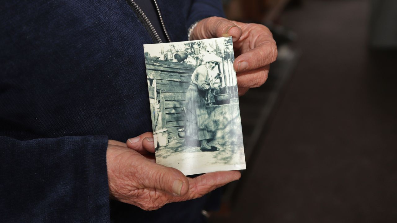 Thea's vader in de kleren van zijn schoonmoeder. (Foto: Karin Kamp)