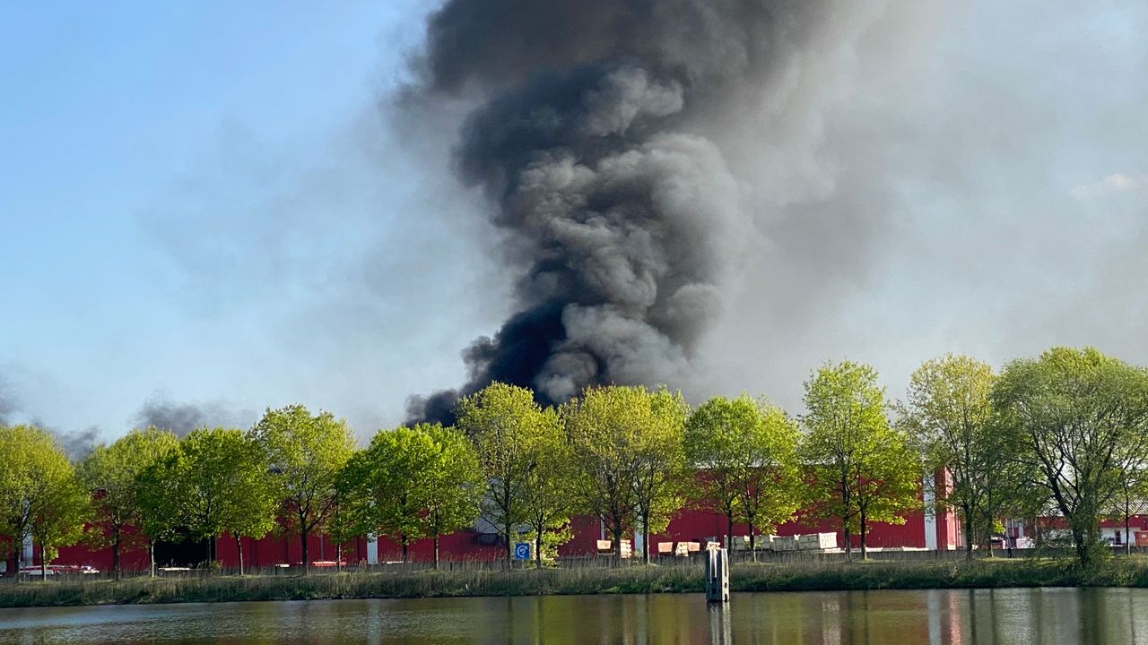 Rookwolken boven Van den Noort (foto: Anita Taks). 