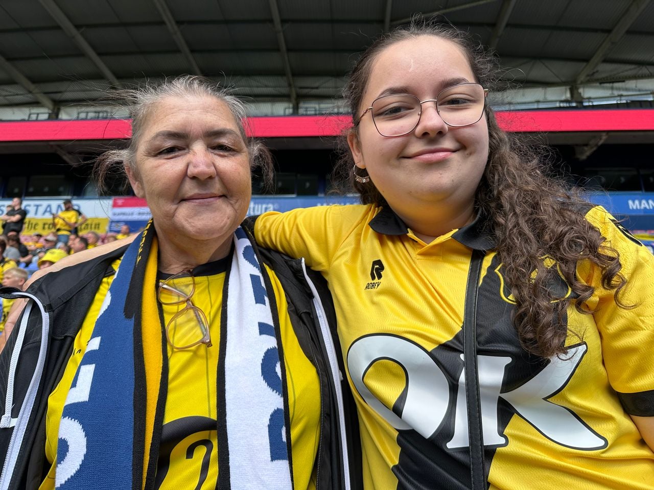 Hennie en dochter Sarina hebben een toptijd in Engeland (foto: Ronald Sträter).