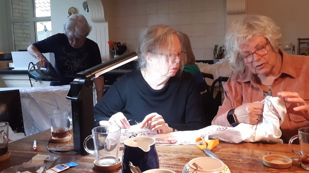 De dames aan het werk bij een van de Vaartrozen thuis (foto: Stichting Comité Boxmeerse Vaart).